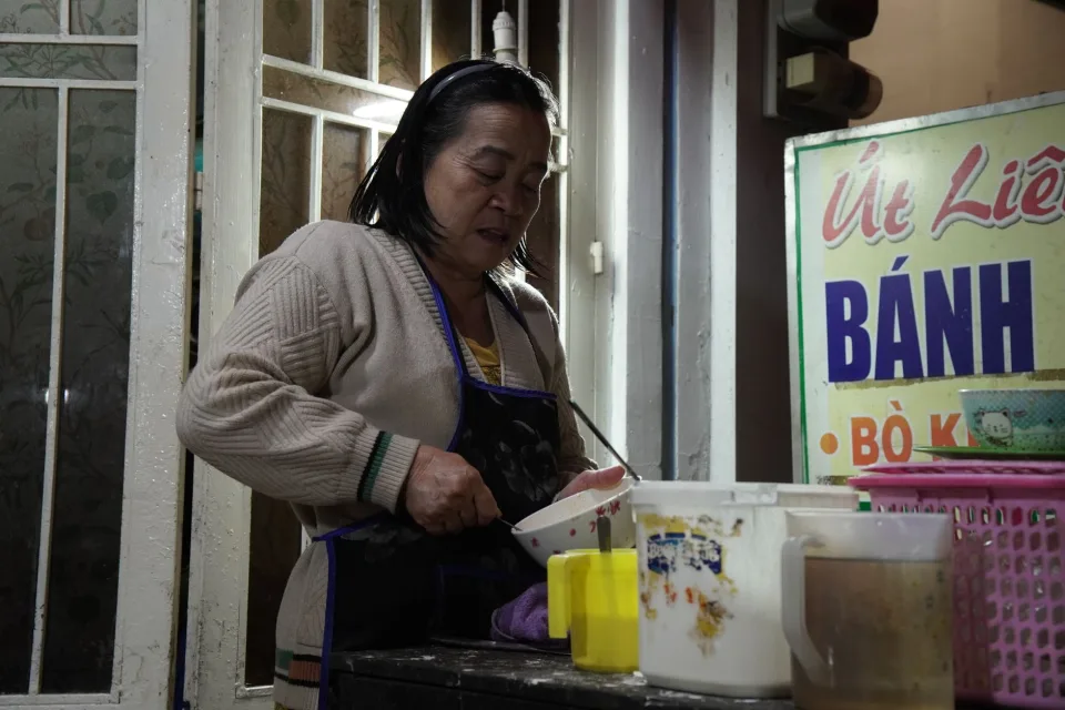 Bàn nướng đông khách tại Tiếng Biển